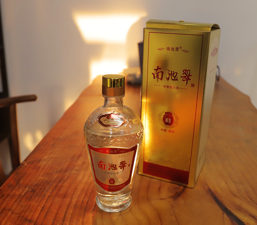 说起当地"名酒",也有几款耳熟能详的品牌,包括河套老窖,蒙古王酒,金