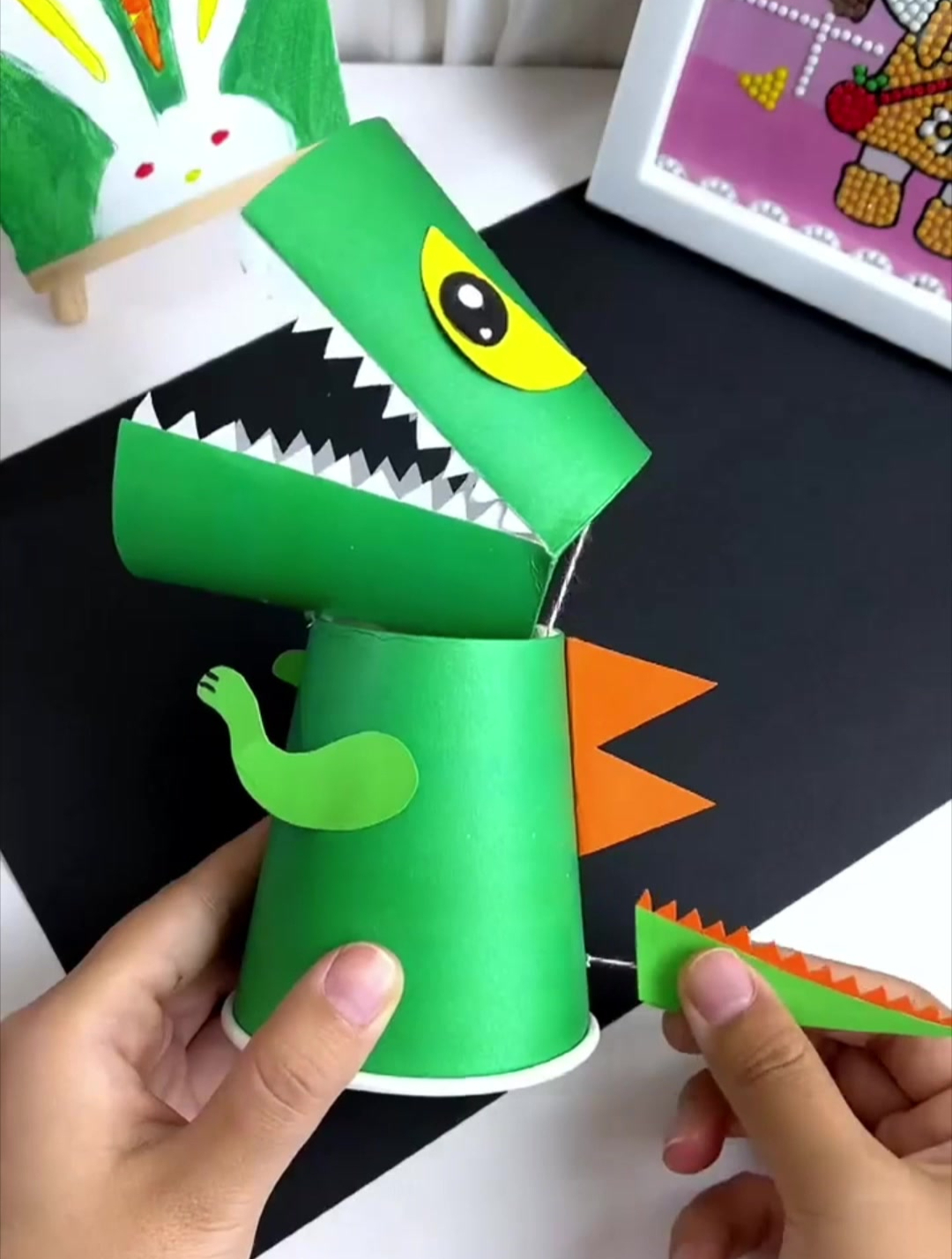 纸杯制作的小恐龙来了