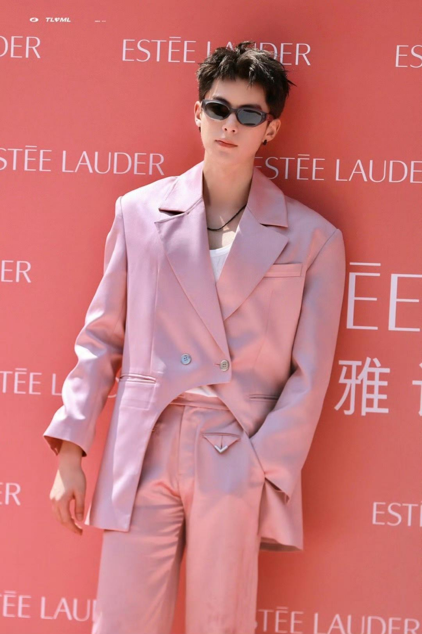 男明星粉色西装合集,比拼男子气概的时候到了,全员没有一个娘的,一个