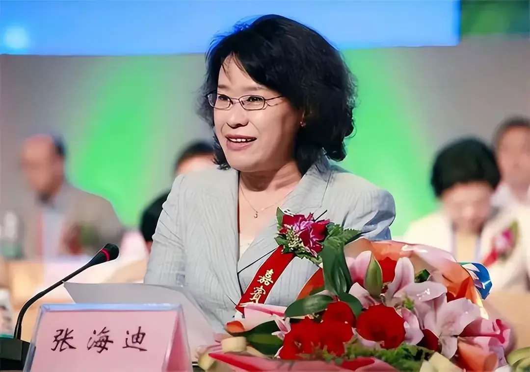 张海迪:患十几种癌症为什么越活越年轻?很多网友为何痛骂骗子?