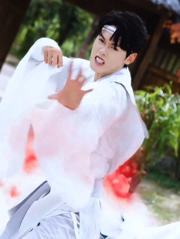 小伙接过金丝甲,下一秒金光闪现,金丝甲秒变龙魂甲