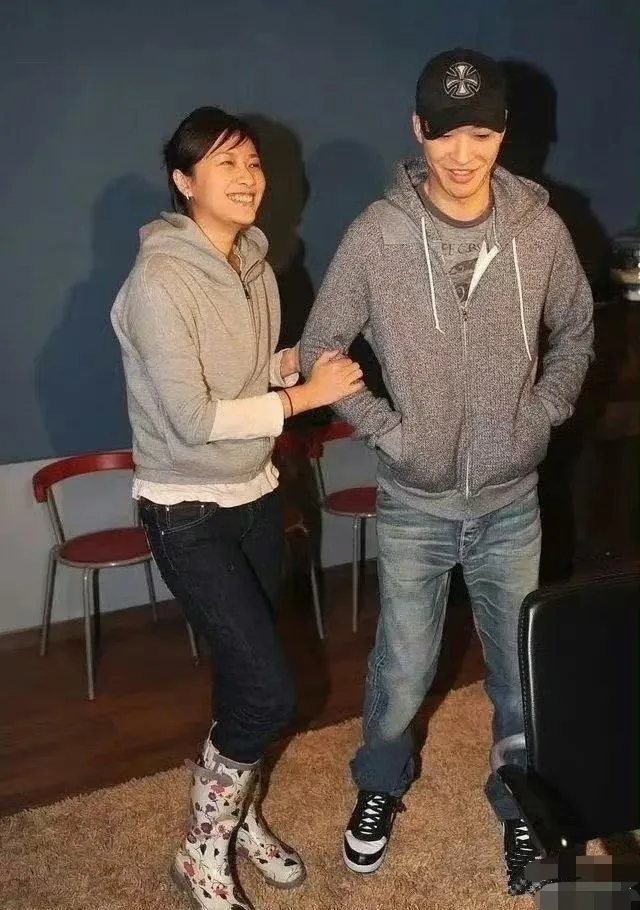 真情是掩饰不住的,平时见到男人那么矜持的大美女徐静蕾,在和黄立行在