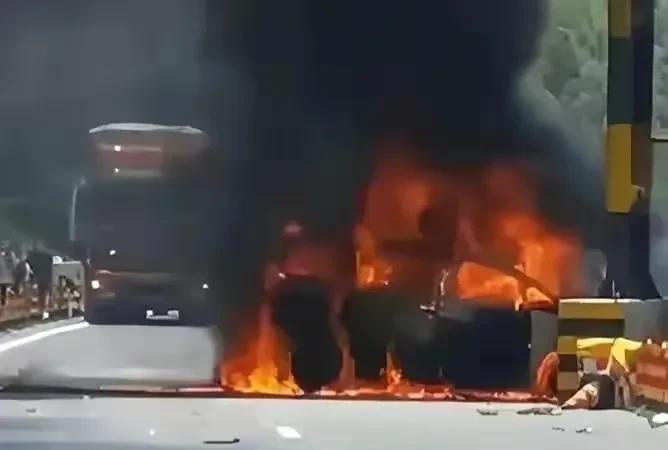 车门打不开,被大火烧死了!