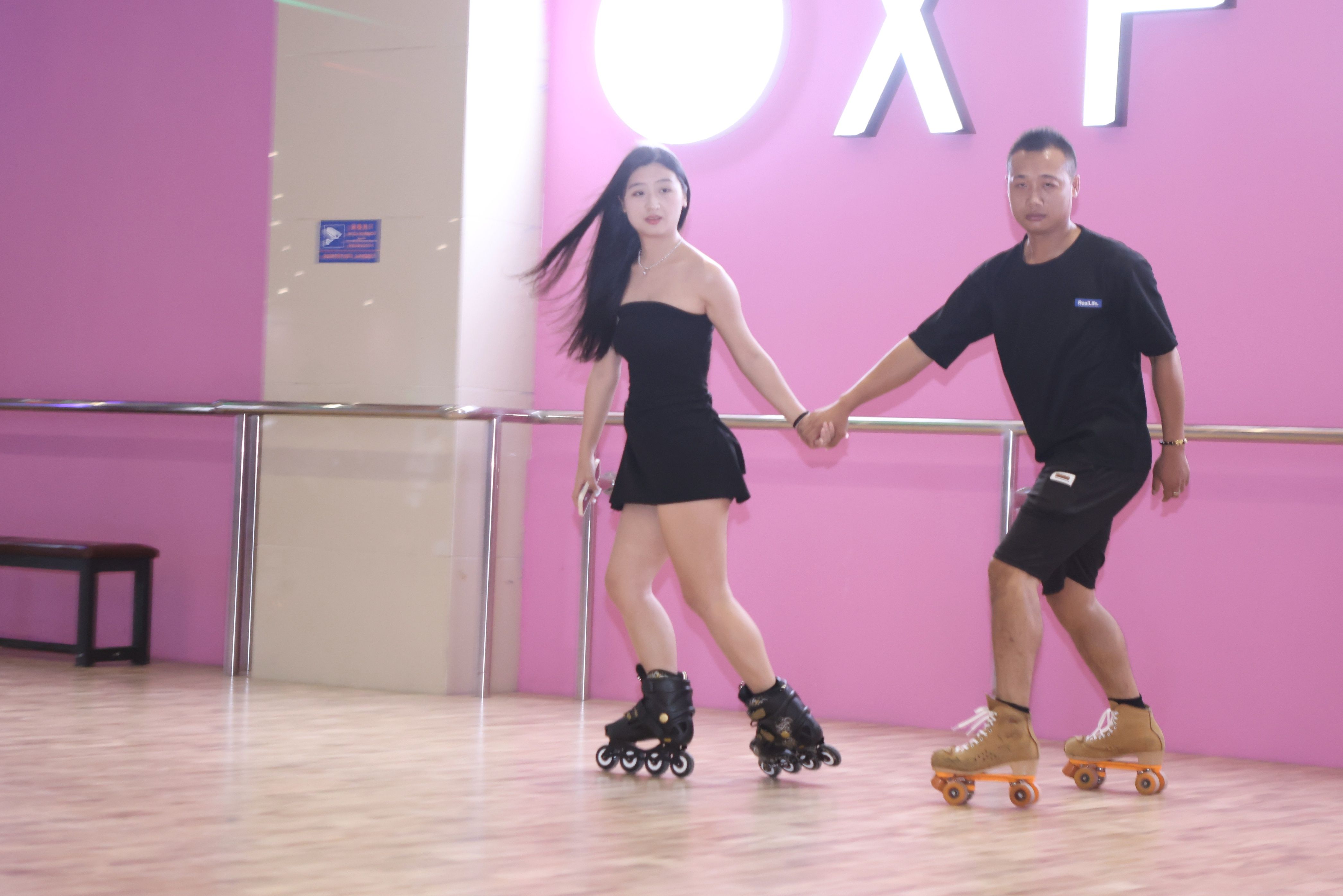 成都居然还有这种溜冰场,好嗨好复古!