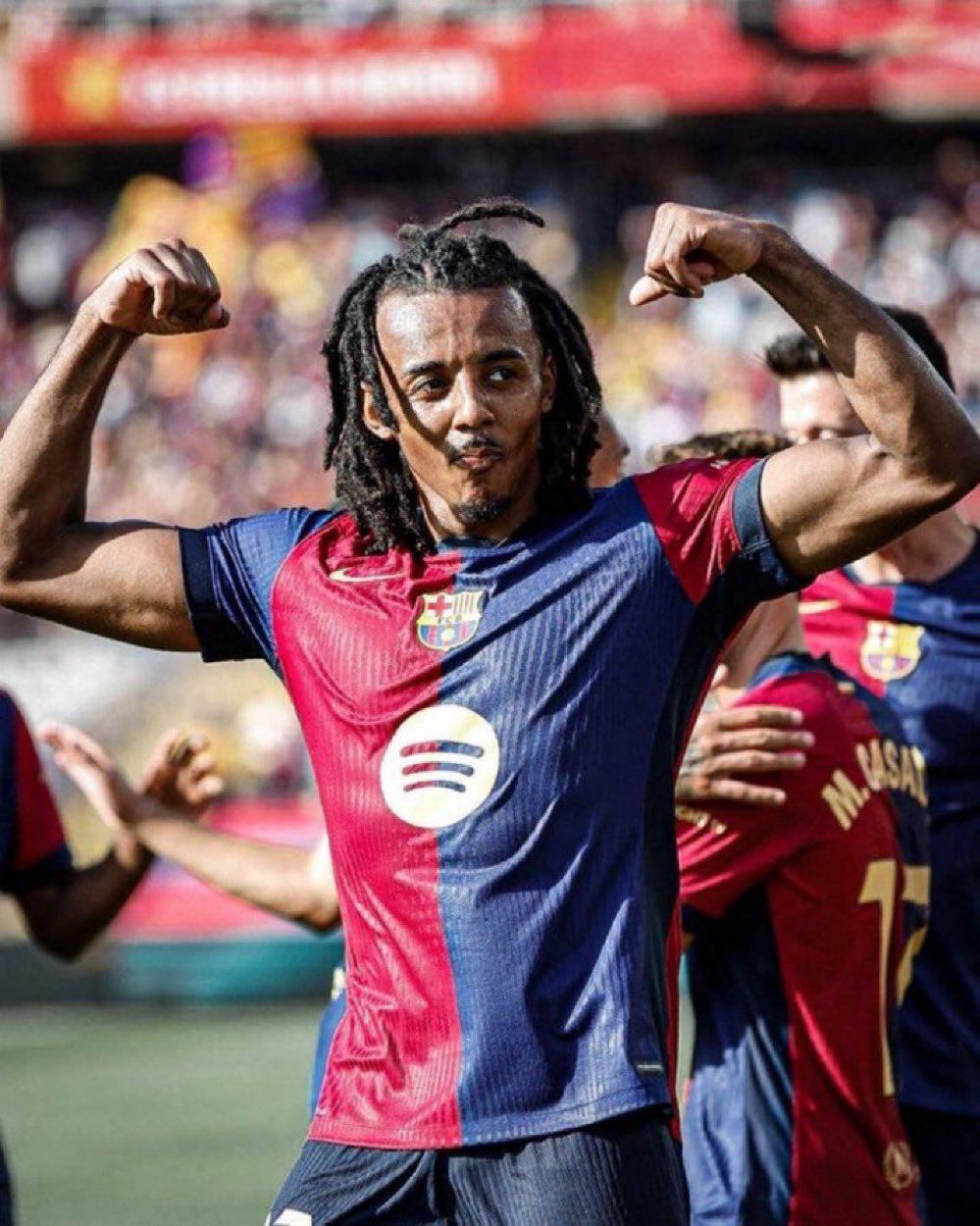 巴萨后防悍将孔德达成百场里程碑,全队欢庆备战双重硬仗