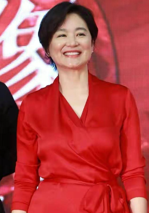 林青霞这是什么神仙状态!和小16岁朱茵同框走红毯,丝毫不输气质