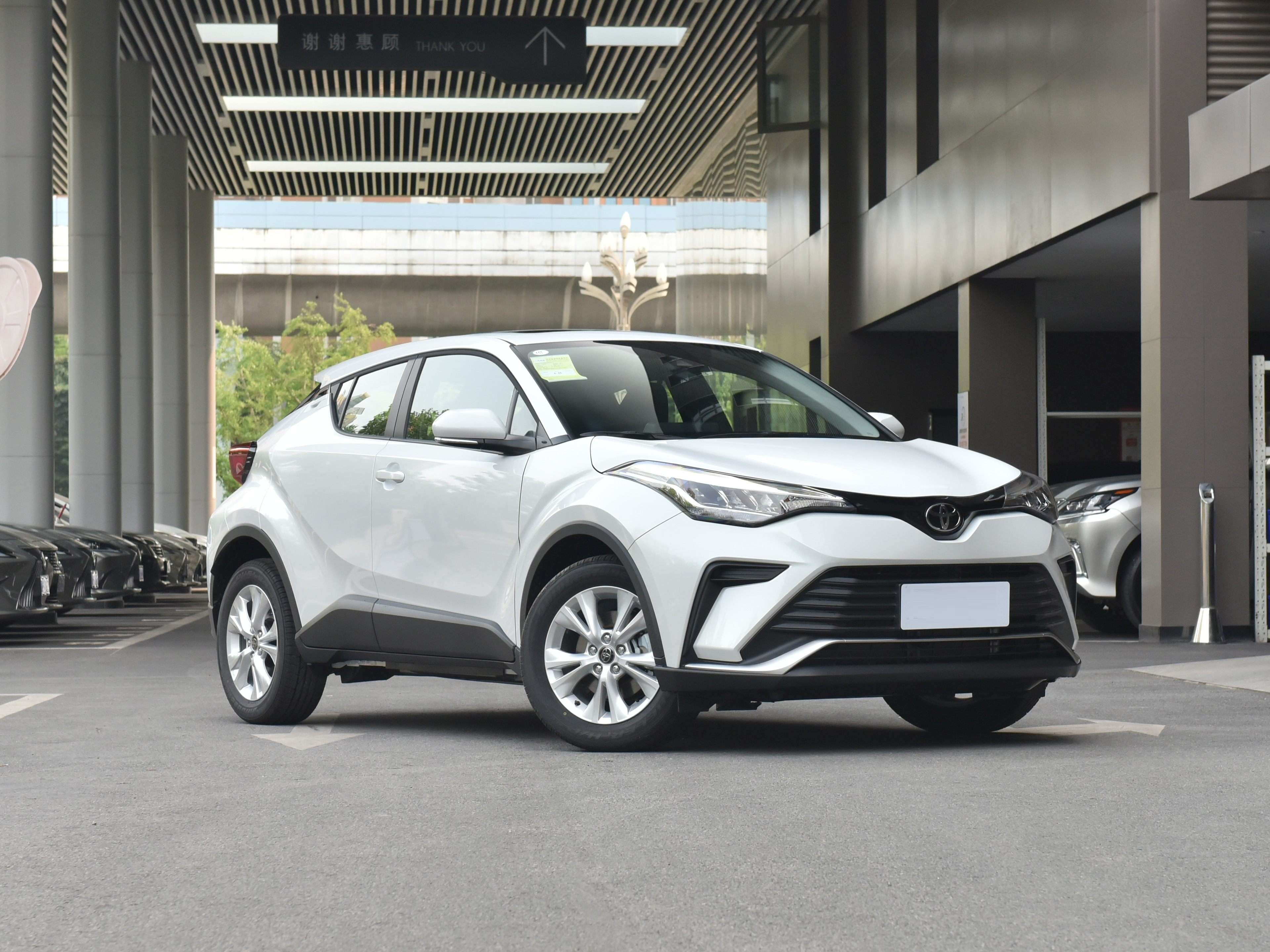 9万!丰田"掀桌子",油耗5升标配10气囊,本田xrv不香了