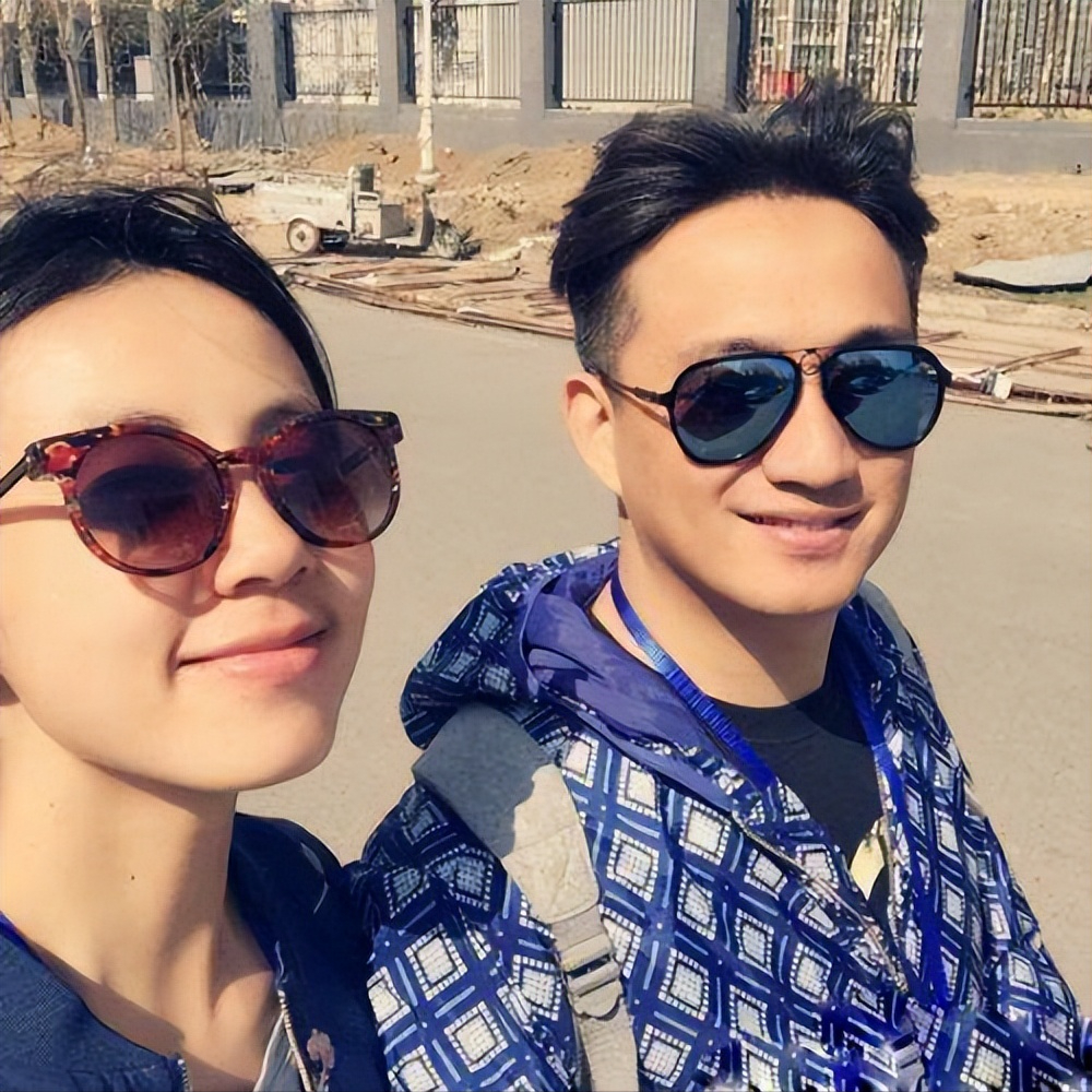 难怪蒋勤勤说她老公照黄磊差远了,当年黄磊帅到跟张国荣难分伯仲