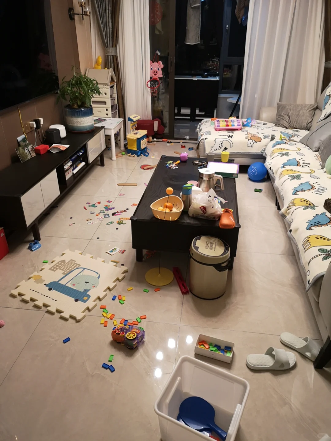 孩子们在客厅跑来