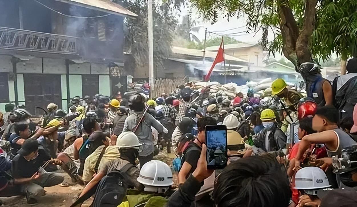 缅甸难民黑压压的一片全部聚集在腾冲口岸,等待中国打开国门!
