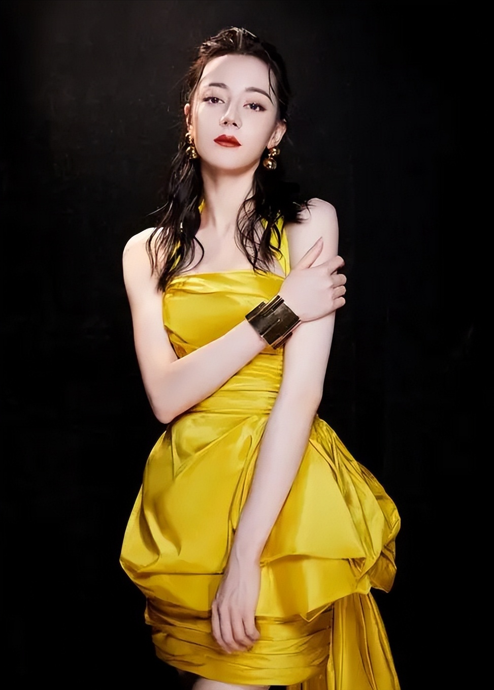 迪丽热巴方直接表示,"内娱男女顶流未婚生子"这一词条与热巴无关,勿