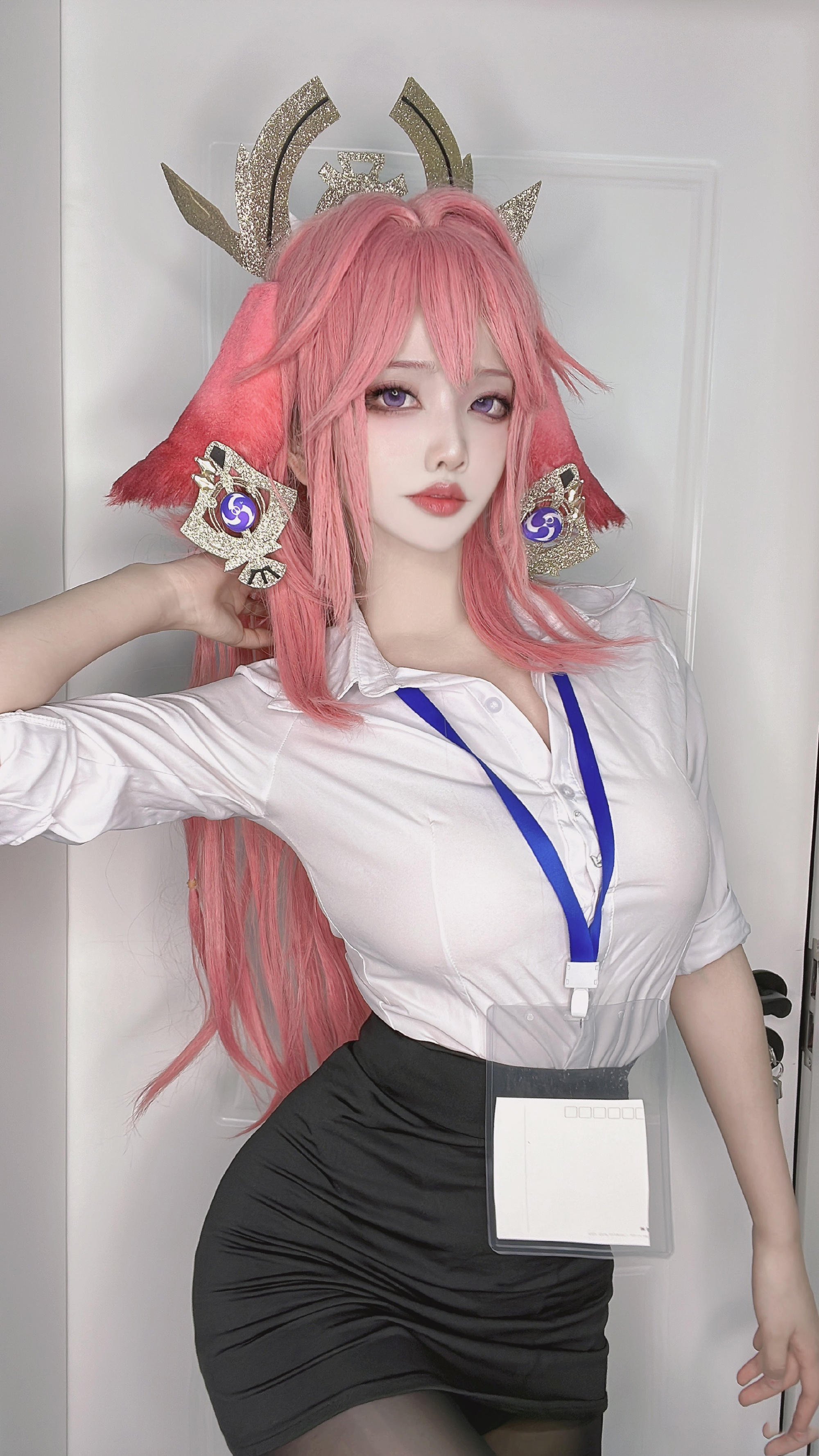 身穿制服!黑丝 紧身包臀裙尽显好身材