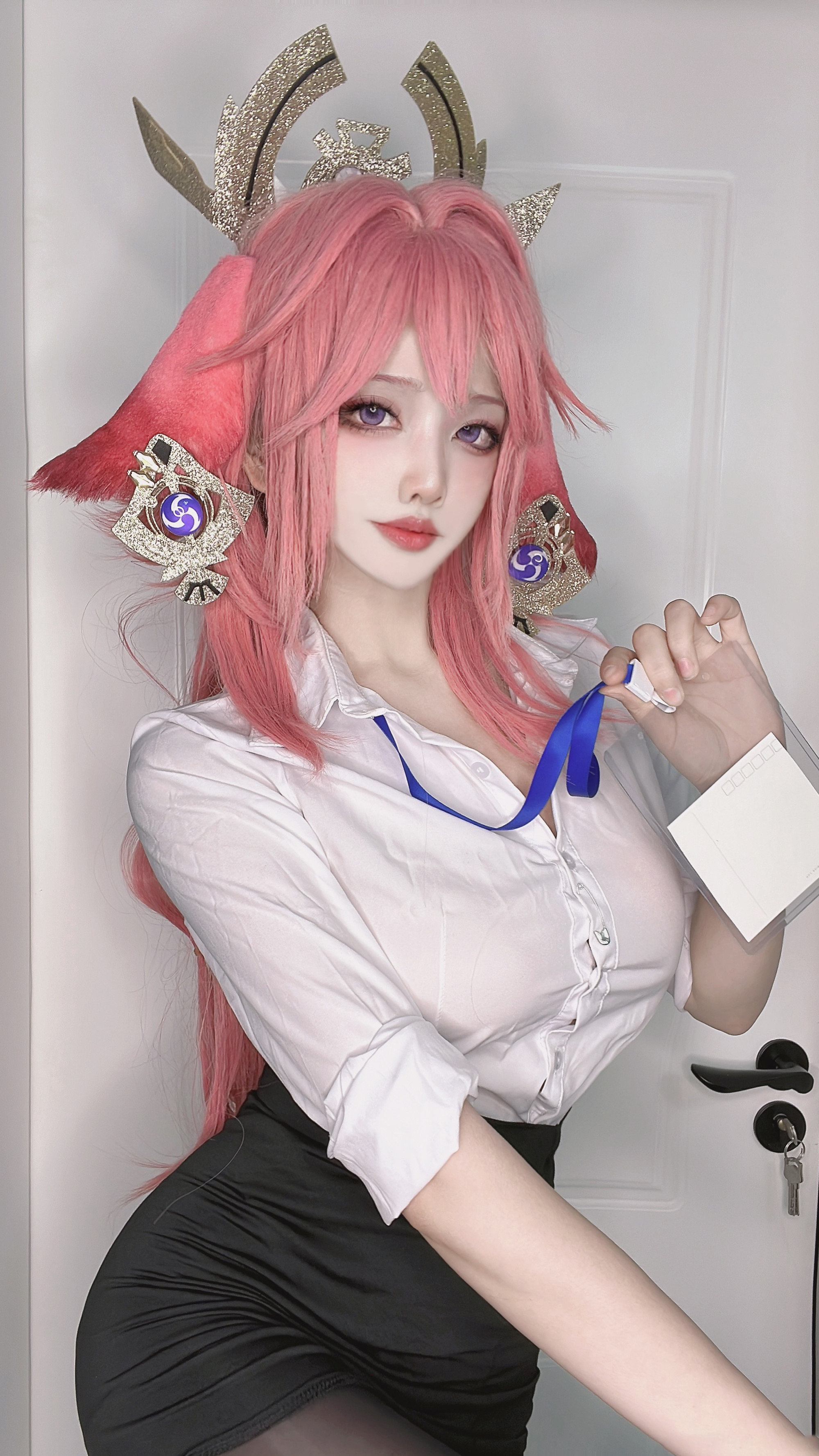 身穿制服!黑丝 紧身包臀裙尽显好身材