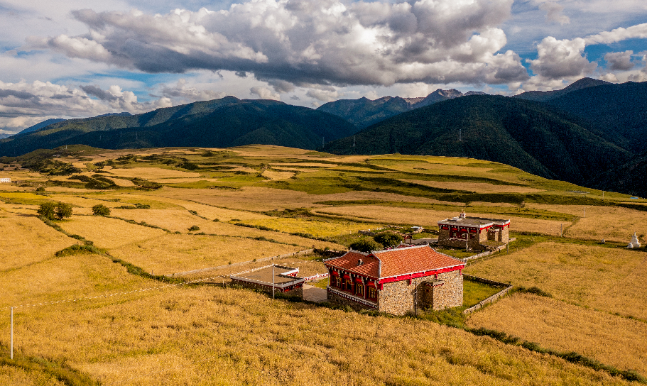 秋色里的宝藏小城惊艳登场,在四川甘孜道孚这里有一眼值得奔赴的秋天