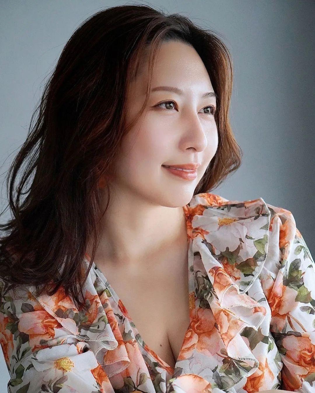 羽田野栞:身高168cm,完美身材,女团成员到知性御姐的华丽蜕变