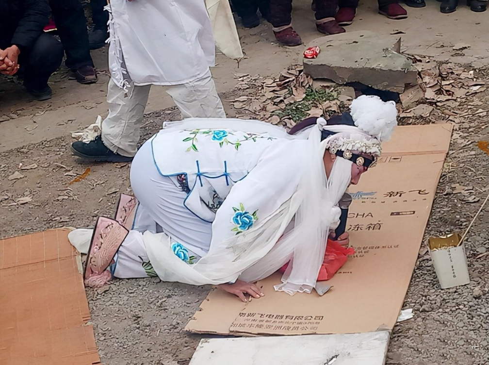 哭丧礼仪中的"独行者"