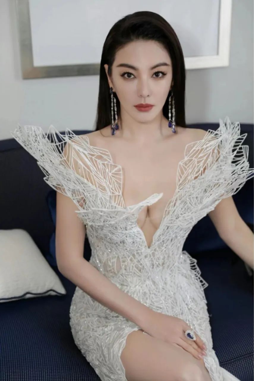 张雨绮的身材真丰腴!穿挂脖旗袍秒变"大号水蜜桃",性感又迷人