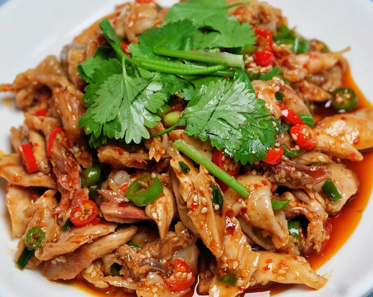 别急,今天给你们带来一道让人欲罢不能的椒麻手撕鸡,保证让你吃了还想