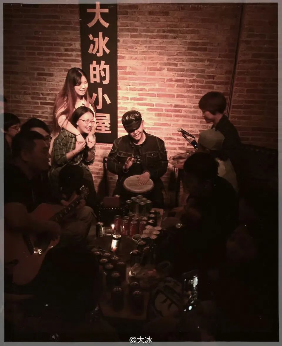 大冰在大冰的小屋这样的做法,也让他区别于那些阳春白雪的作家,显得