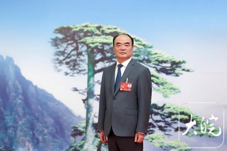 在胡润2024财富榜上,安徽首富为曹仁贤,苏蕾夫妇,他们的财富情况如下