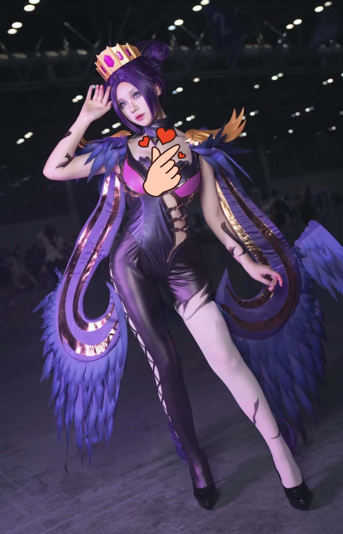 网红cos芈月,身穿黑色紧身皮衣,身材完美,还原度太高了