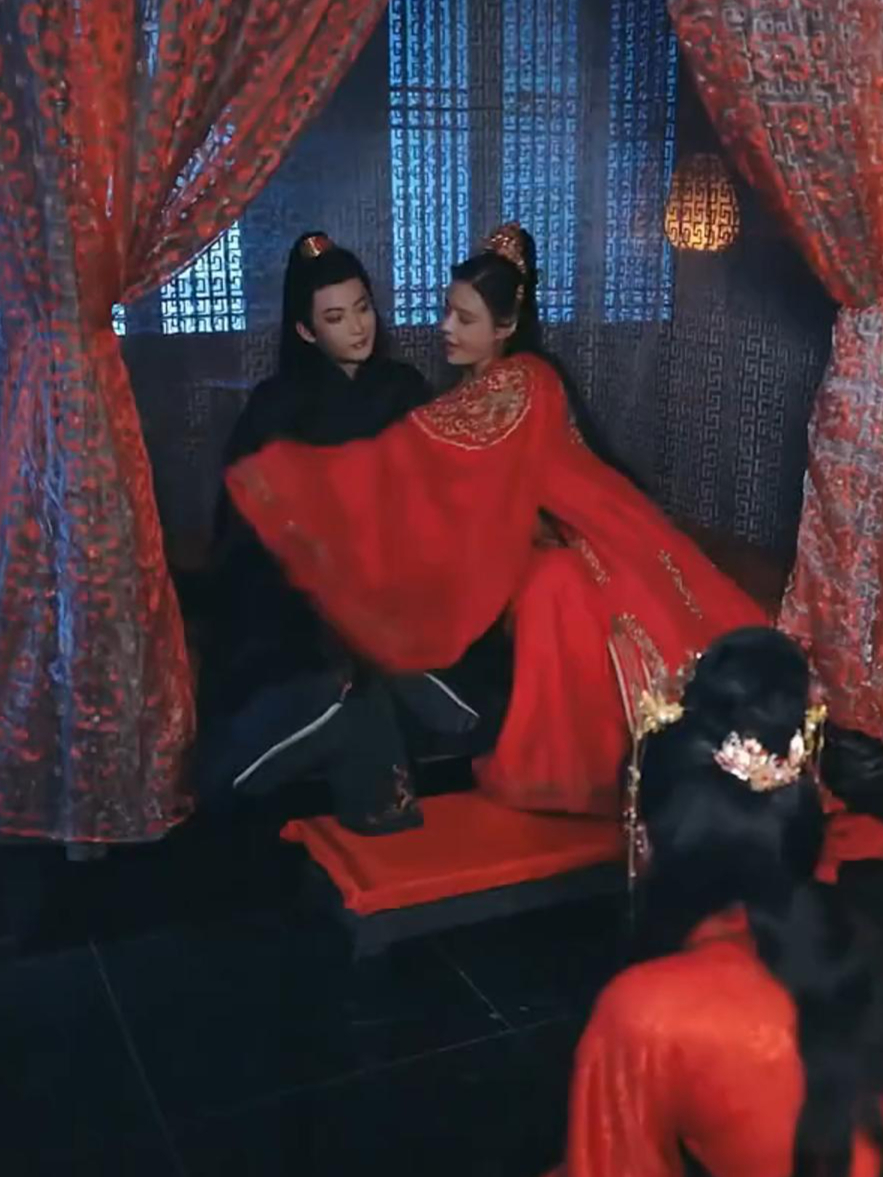 太子逼迫太子妃看自己与别的女人洞房,竟然还把太子妃赏给士兵