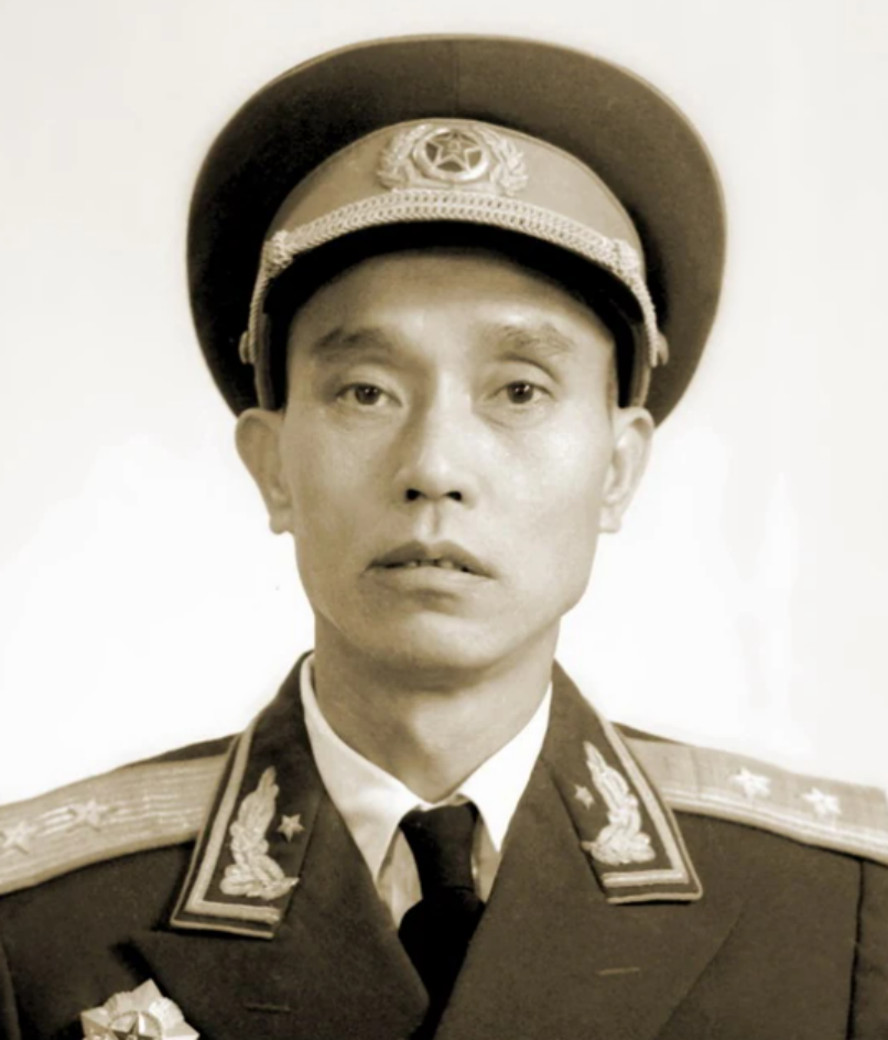 1947年,一名解放军师长,大腿根部受伤住院