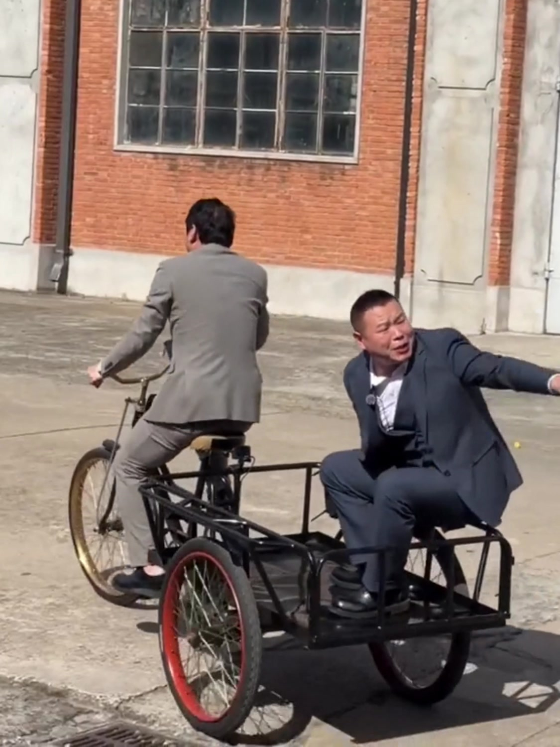 范志毅岳云鹏骑三轮离开,德云社众演员重现"燕子"名场面