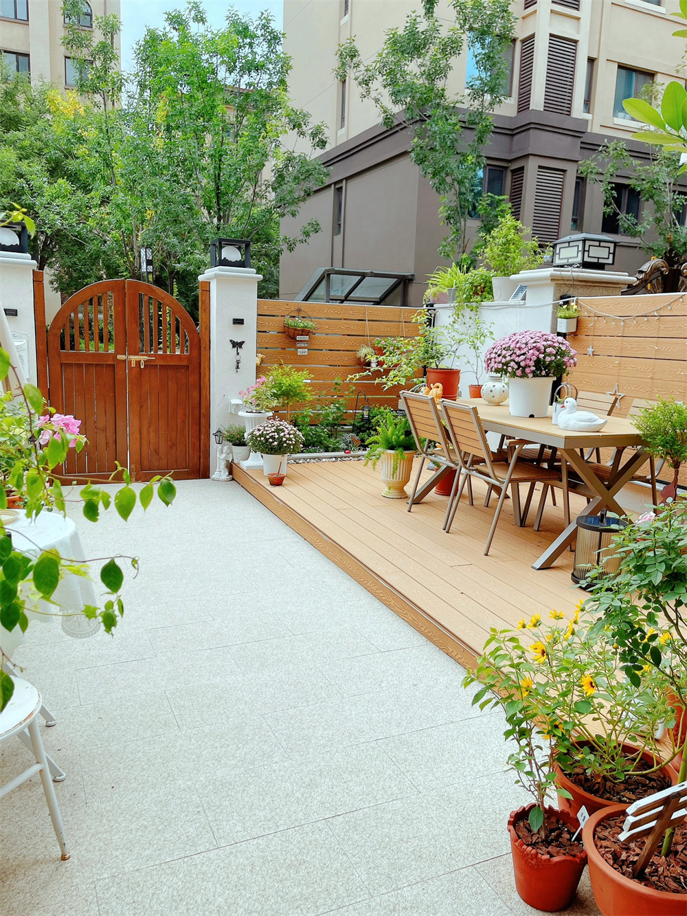 若是有个院子,一半养花,一半种菜,日子如诗一般