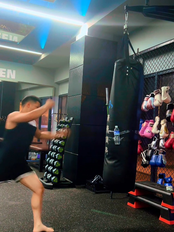 挑战鞭腿踢矿泉水瓶 挑战鞭腿踢爆矿泉水瓶