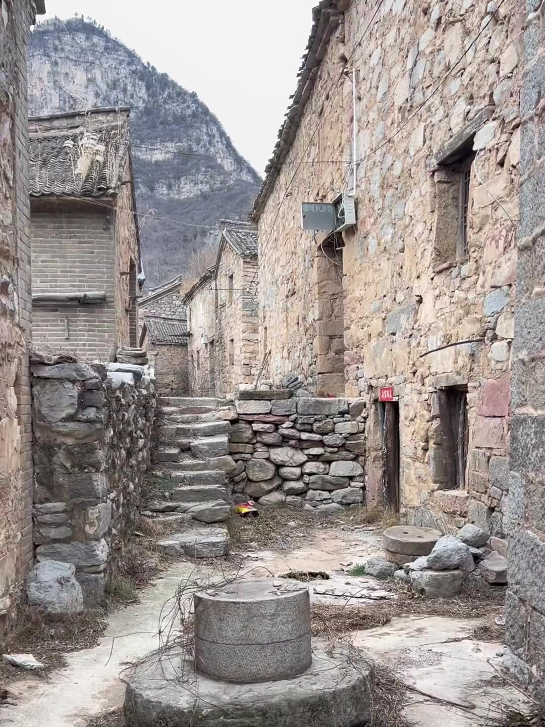 山西太行山深处的大山河村,古老的山村街道