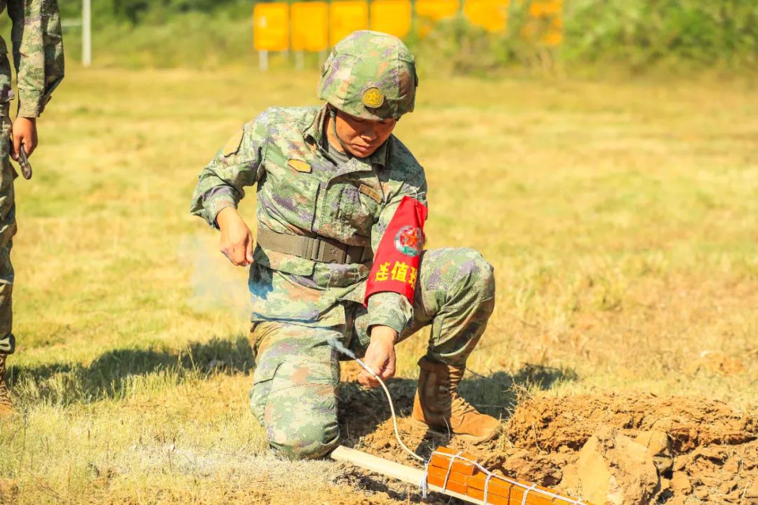 现地勘擦图片空降兵炮兵观察所作业图片特种部队30s野外生火小技巧