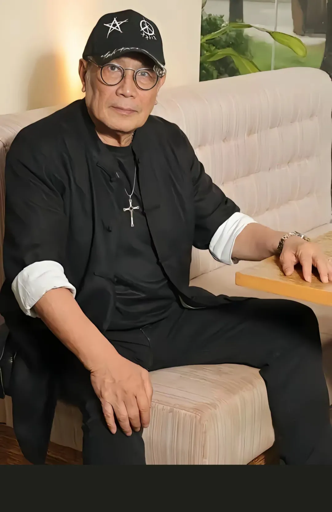 以前经常演皇帝 他最早是演电影的,年轻时的他,长着一张国字脸,气质很