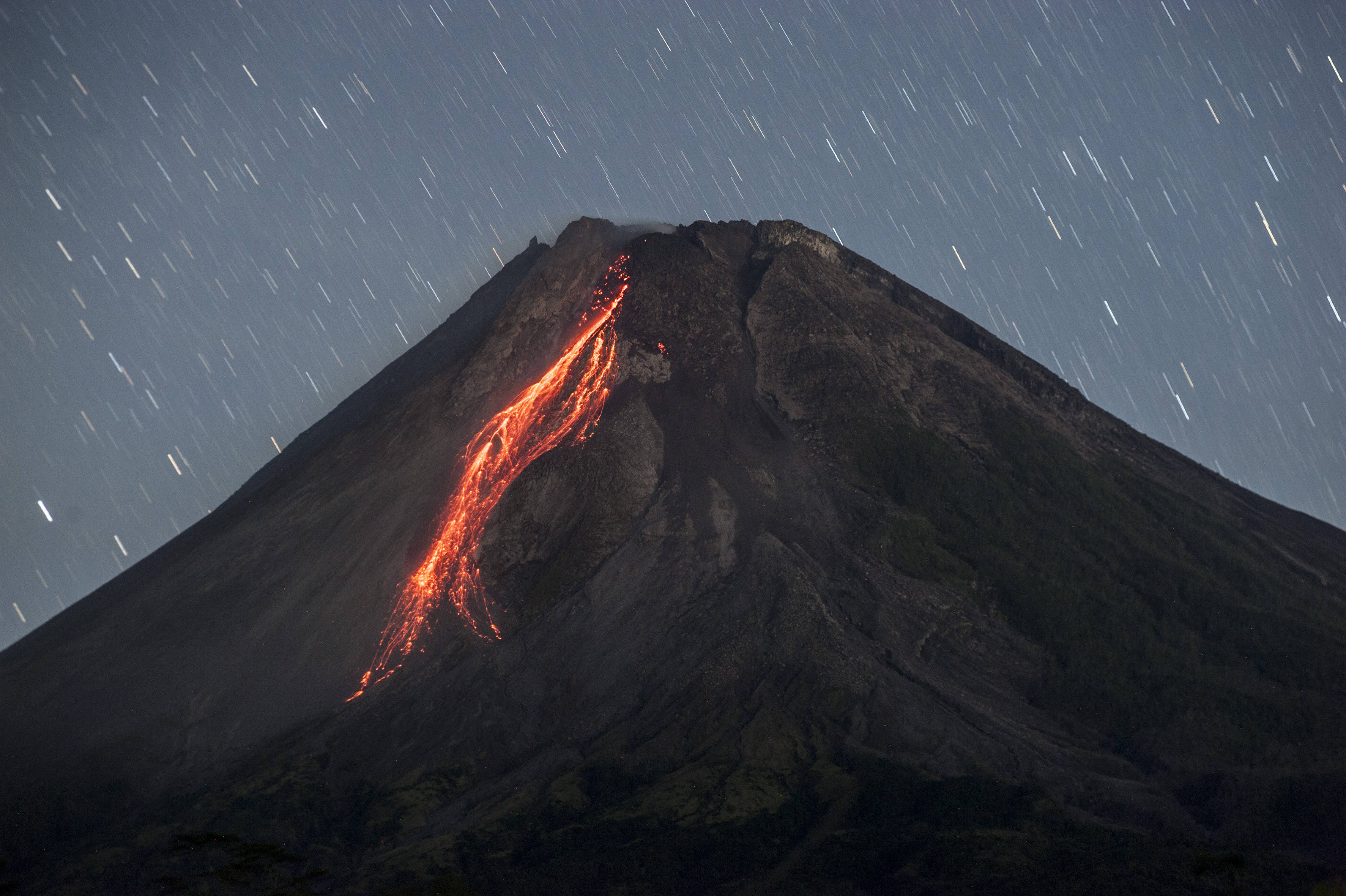 玛珥火山图片