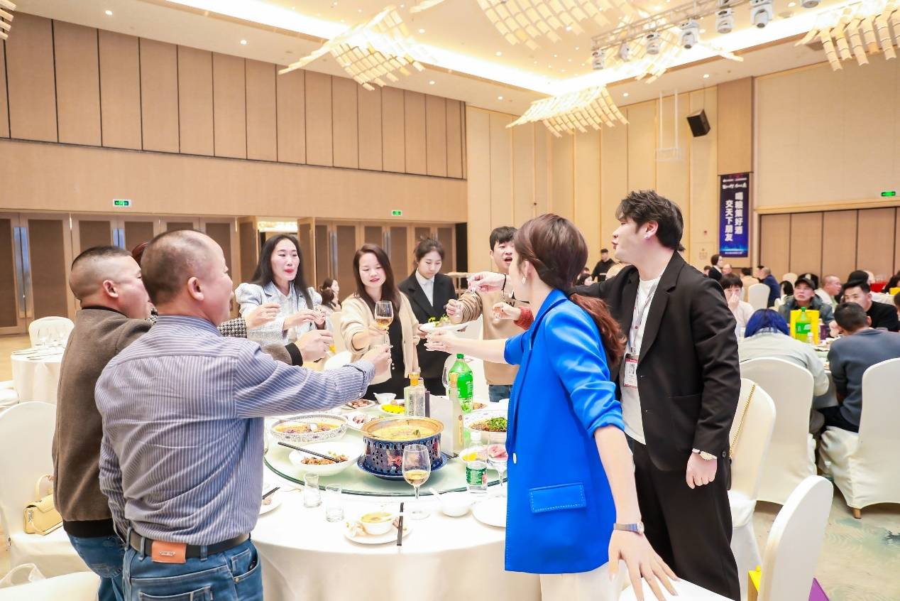 一,入座礼仪:座次有序,尽显尊重在中国的酒桌文化中,座位的选择