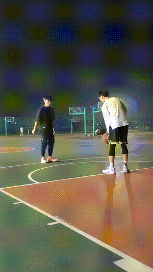 搞笑动图:设计师是人才,电瓶车刚好可以过!