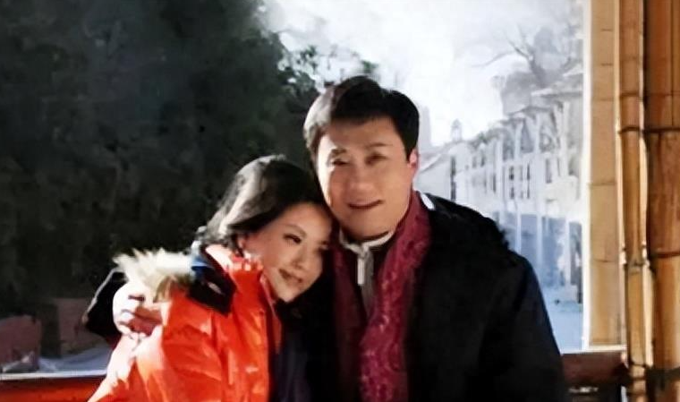 回顾:离婚9年,看耿为华和小14岁前妻郑佳的境遇,生活差距太大