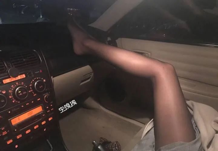 副驾驶的姑娘，为何都喜欢翘腿？
