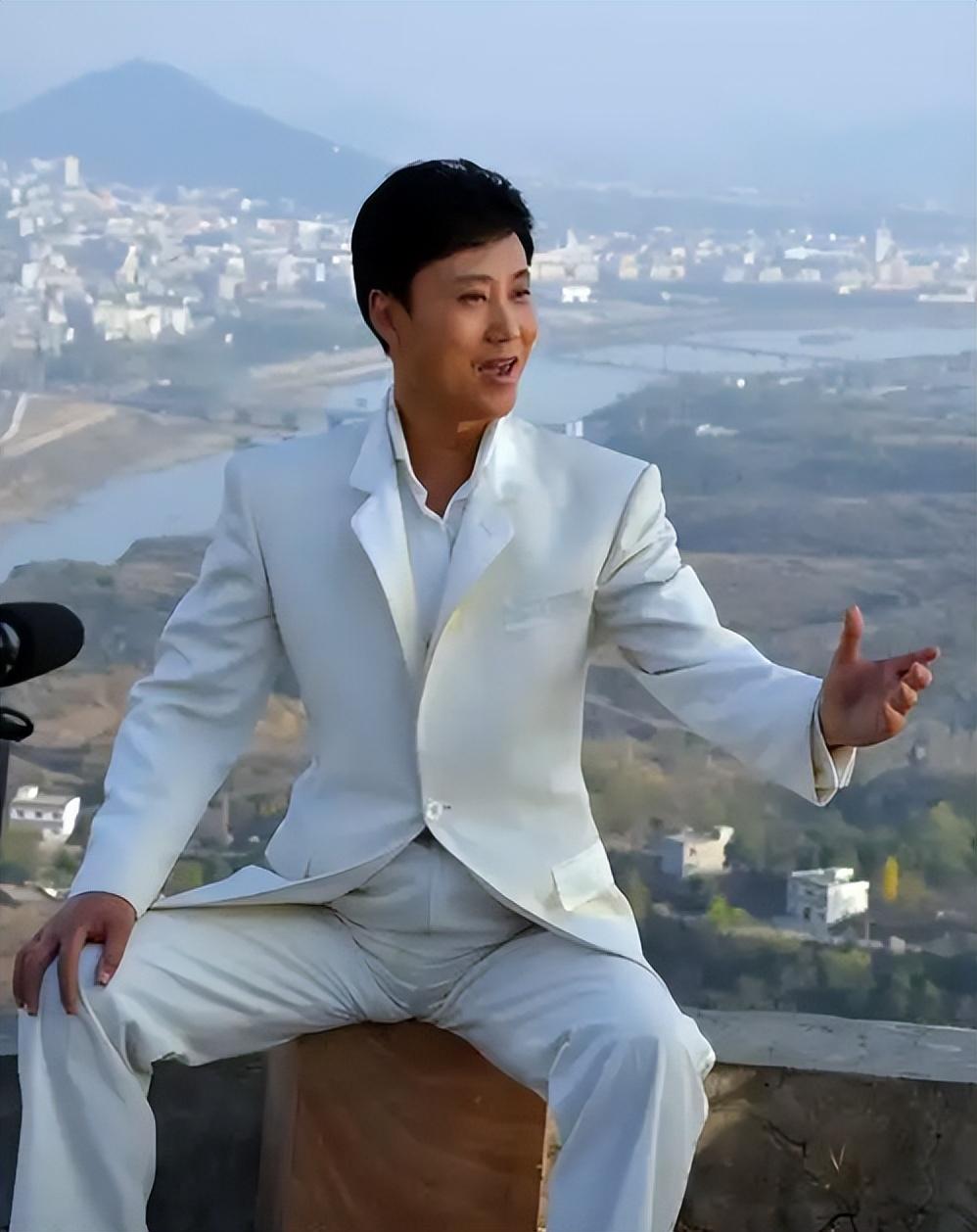 回顾:离婚9年,看耿为华和小14岁前妻郑佳的境遇,生活差距太大