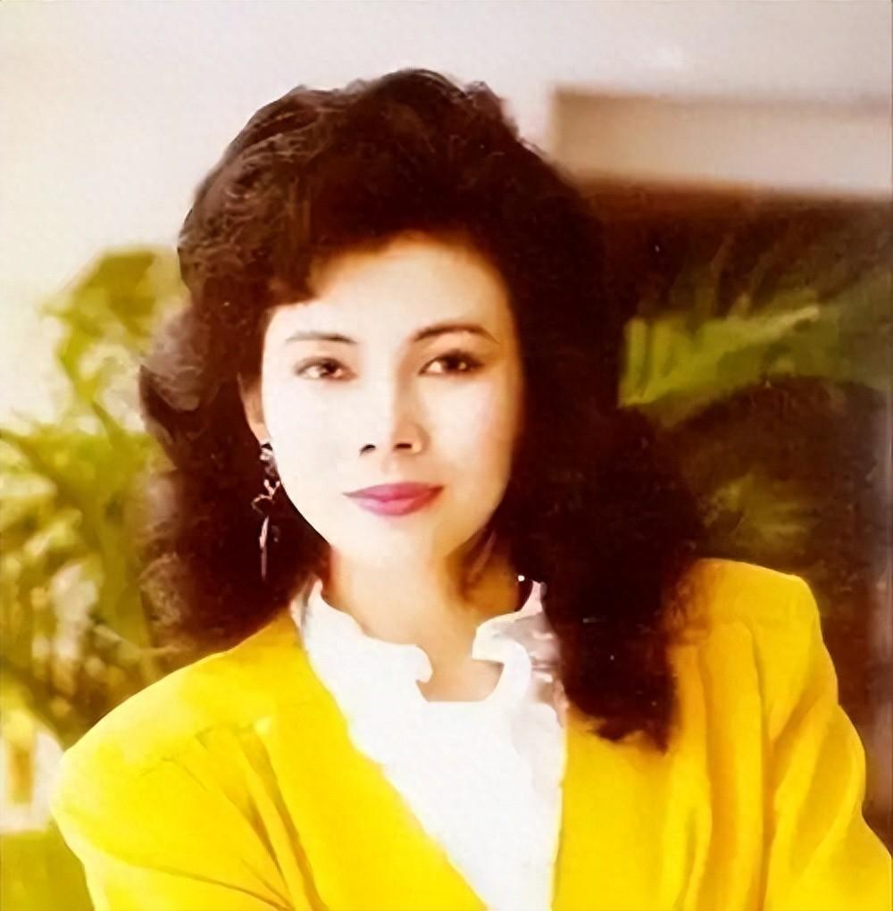 回顾:中国主持第一人阚丽君:15岁成名,20岁火遍全国,今65岁仍未婚