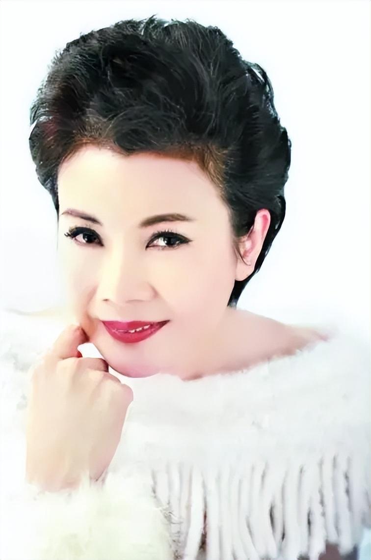 回顾:中国主持第一人阚丽君:15岁成名,20岁火遍全国,今65岁仍未婚