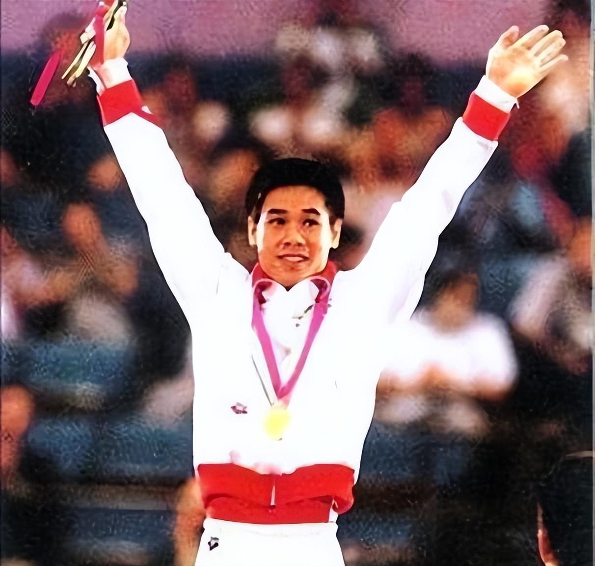 李宁独自提包现身巴黎奥运会,头发花白弯腰驼背成小老头