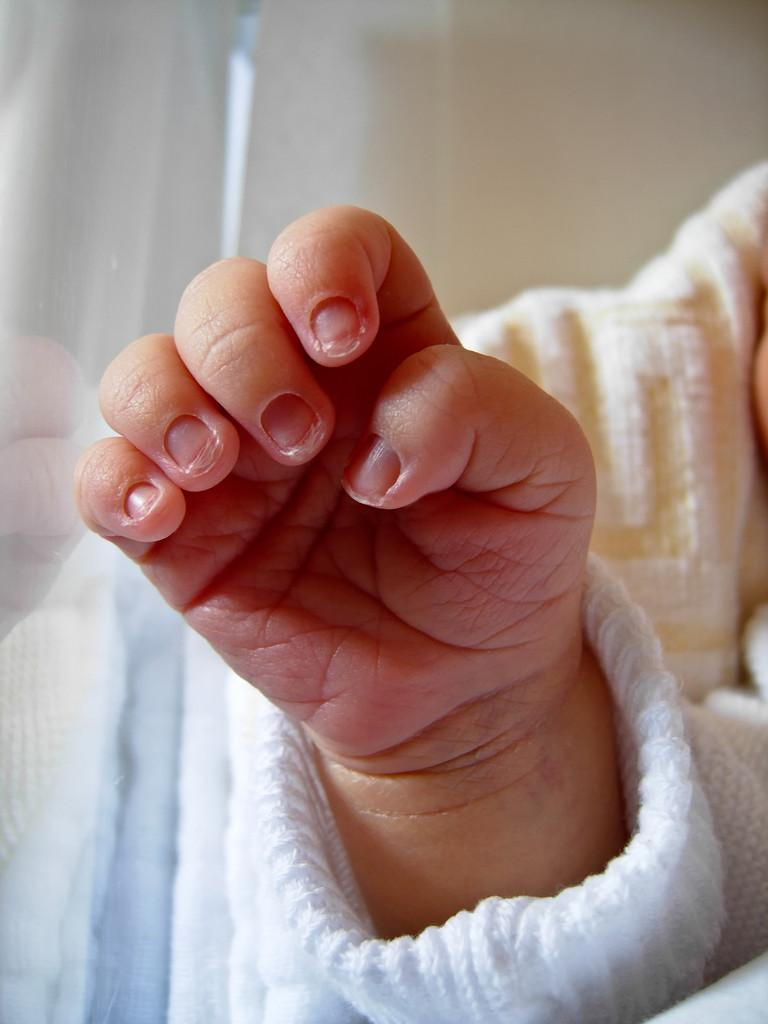 宝宝身体出现的信号,也在暗示着宝宝成长发育,智力等信号.所以