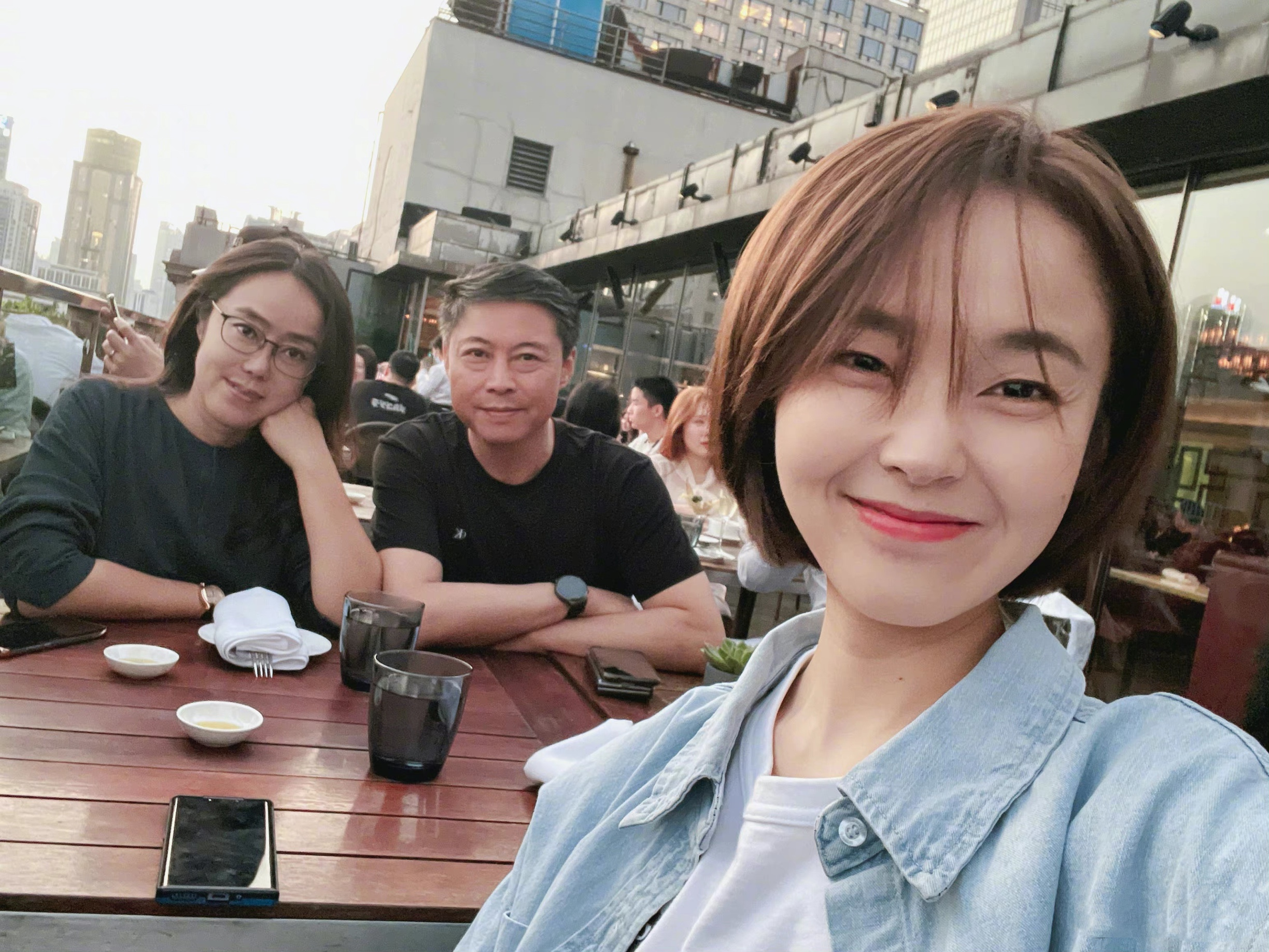 张佳宁撮合母亲二婚,和继父相处亲生父女,再婚家庭也可以很幸福