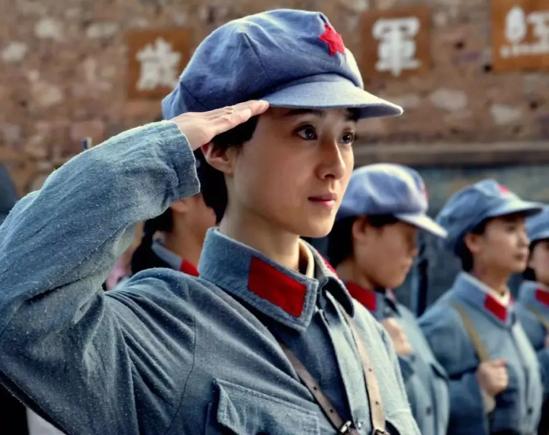 不一会儿,地主老婆拿着红军的内衣,蹑手蹑脚地钻出来,在菜园子里挖个