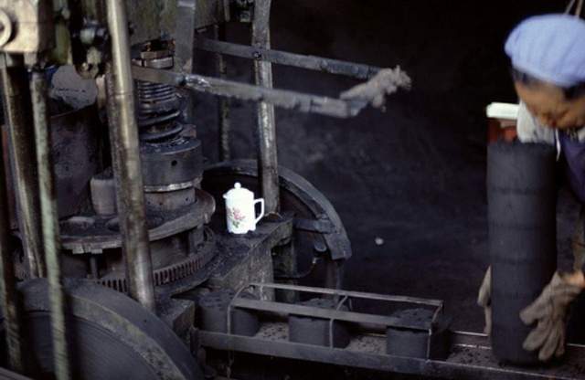 30多年前一家煤球厂的照片,展现了工人们辛勤劳动的忙碌景象