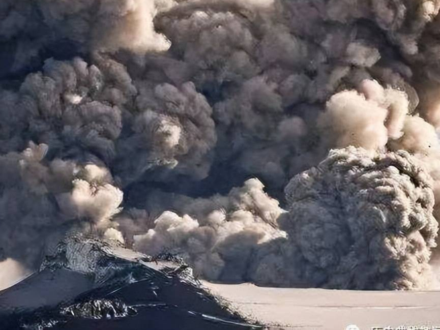 中国北极村冰面爆破图片