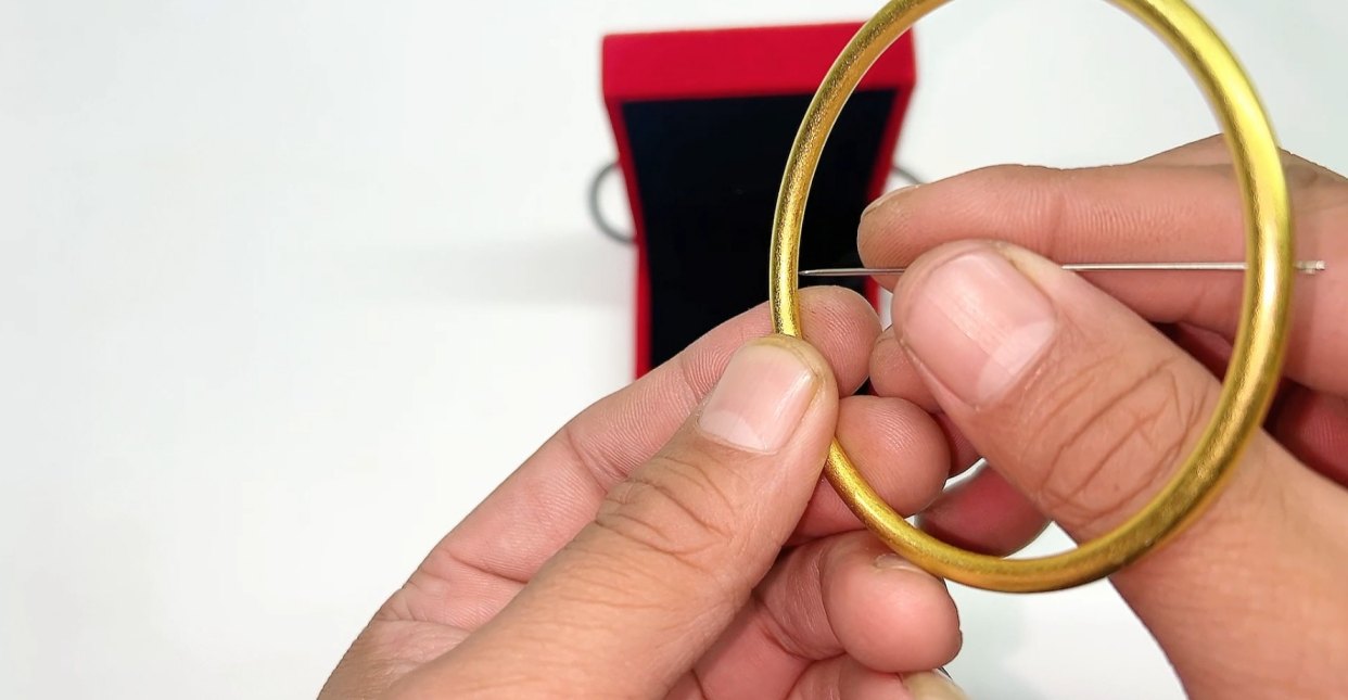 买黄金时带一根针，真假黄金立马“现原形”，好多人还不懂！