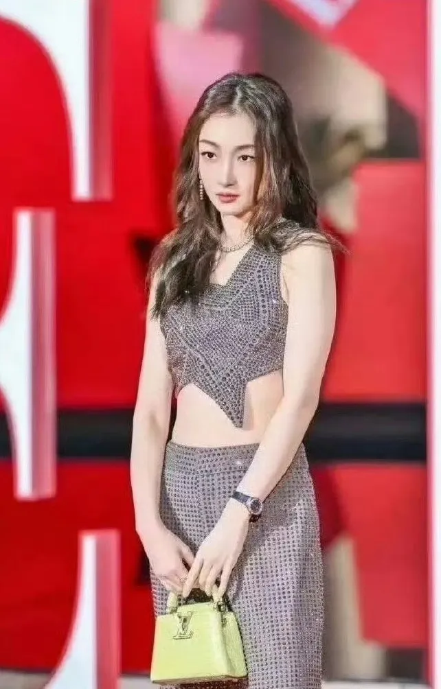 天爷啊,这还是周冬雨吗? 鼻梁也太高了,身材也太好了