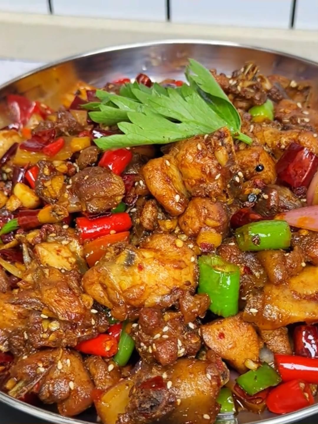 干锅鸡外焦里嫩,香辣入味,补气健脾又美味!